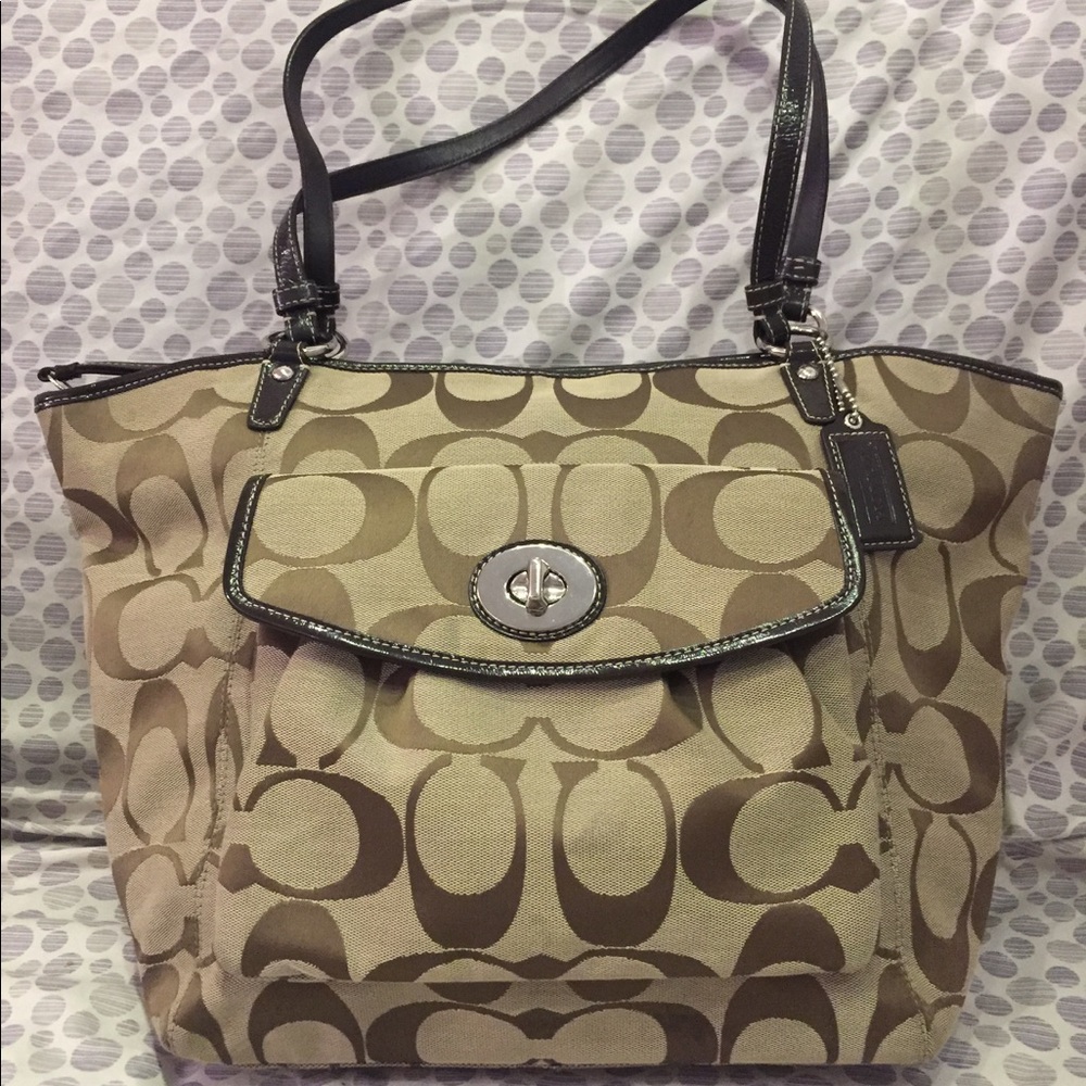 ❗️SALE PRICE❗️Coach Zip Tote in Signature Jacquard